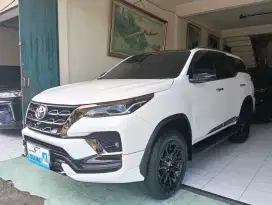 Fortuner VRZ GR Sport 2,8 Diesel AT 2024 putih, Automatic