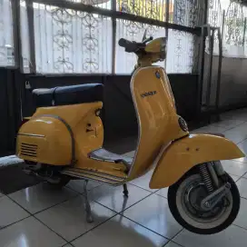 Vespa super 74 kuning