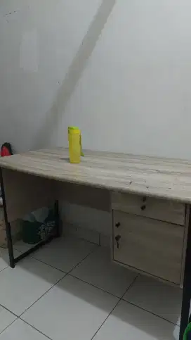Meja kayu minimalis dengan rangka kaki besi