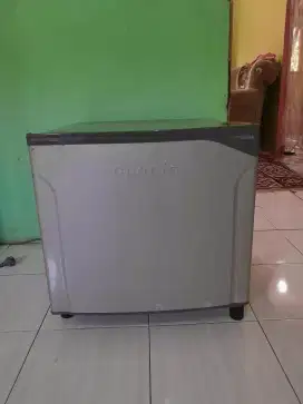 Kulkas mini merek toshiba glacio