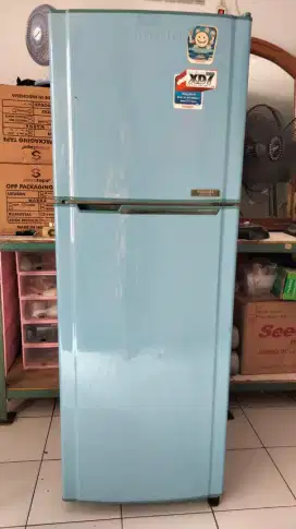 Kulkas Second Toshiba Glacio 2 Pintu Masih dingin dan mulus