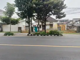 DIJUAL RUMAH DI PINGGIR JALAN UTAMA MAYOR BISMO KOTA KEDIRI JAWA TIMUR