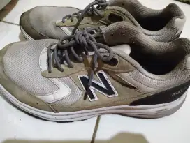 Sepatu NB 880 second size 42