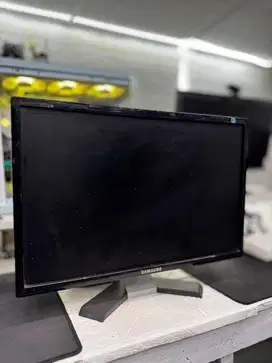 SAMSUNG MONITOR 22 INCH BISA DI PUTAR LENGKAP KABEL NORMAL JERNIH 550K