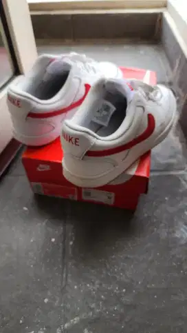 Nike Court Vision warna university red,size 8/26cm,tanpa minus,ori