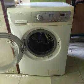 MESIN CUCI ELECTROLUX 7 KILO EWF 1073
