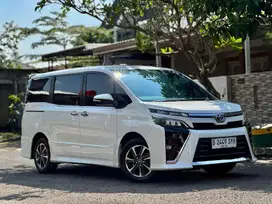 TOYOTA VOXY 2.0 AT 2018 PUTIH LOW KM PAJK PANJANG