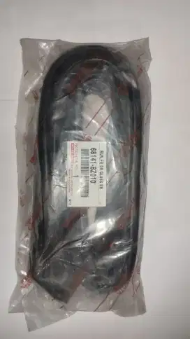 karet pelapis kaca pintu AVANZA

Gen 1 bagian kanan depan Ori gen 1