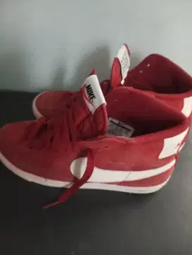 Di jual sepatu Nike blazer 77 suede red