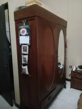 Lemari pakaiwn jati antik
