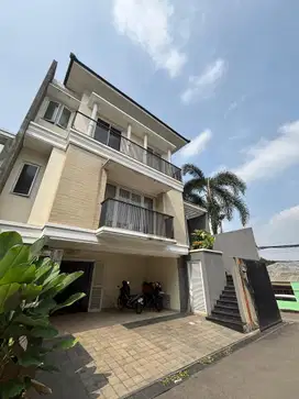 DIJUAL RUMAH DALAM TOWNHOUSE PEJATEN BARAT
