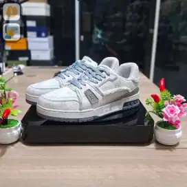 Sepatu L V trainer BNIB