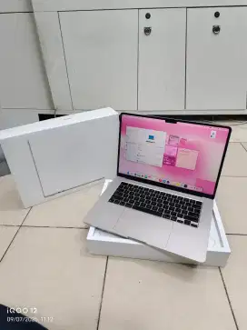MacBook Air M3 15'' 8/256GB Resmi iBox – Mulus Like New, Garansi Aktif
