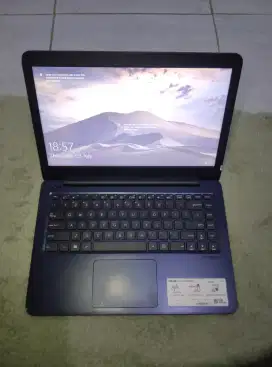 Laptop ASUS Vivo Book E14 E402YA-GA202T