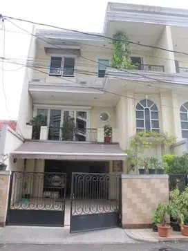 Dijual Rumah Cantik & Mewah Bergaya Classic Modern di Jakarta Selatan