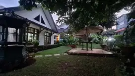 Rumah Bertaman Cantik dekat Pondok Indah Keb. Lama di Jaksel