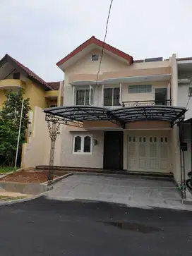 Disewa Rumah 2 Lantai LT 216m² Taman Dago Lippo Cikarang 295 Juta/thn!
