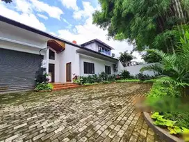 Rumah Luas Dan Cantik Dengan Suasana Yang Asri Di Kemang Timur