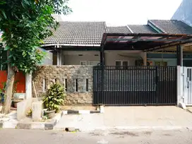 Rumah sudah direnovasi, 1,5 Lantai, Utara, di Cluster Banjar Wijaya