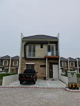 Rumah Greenland Gresik 2 Lantai Hadap Timur