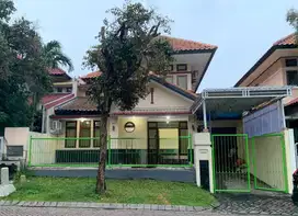 Rumah Siap Huni dengan ROW Jalan Lebar Graha Family Surabaya Barat