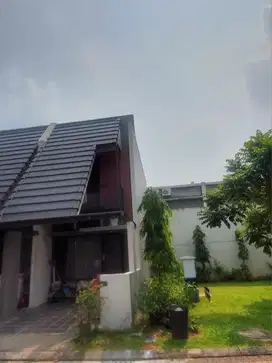 Rumah compact posisi corner depan taman di fleekhauz bsd