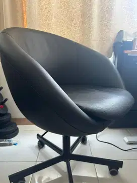 Kursi kerja brand IKEA tipe SKRUVSTA