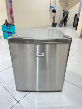 JUAL GEA MINI BAR RS-06DR KULKAS PORTABLE