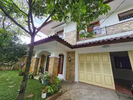 Disewakan Rumah di Jl H Saidi Cipete Utara, ada Kolam Renang dan Taman