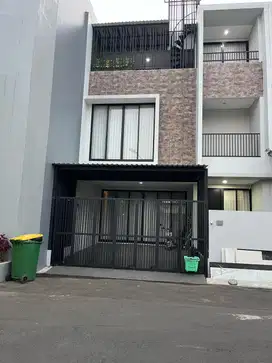 Rumah 3 Lantai Full Furnished Yg Nempel, Cluster Yarra Anwa Residence