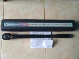 Kunci torsi 1/2 28-210 Nm