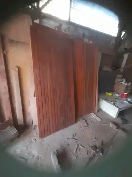 Pintu utama solid