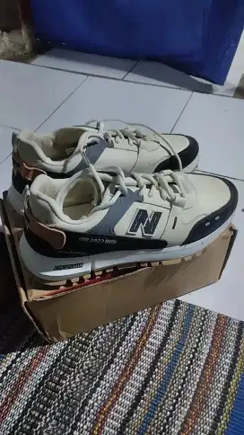 jual aja nih sepatu size 40 masih mulus jarang dipake