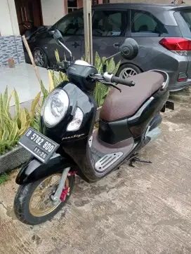 Scoopy prestige Keyles Hitam Gloosy