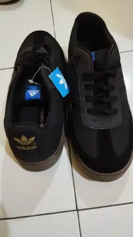 Sepatu pria Adidas size 41