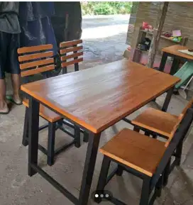 Di juwal meja kursi lestoran
