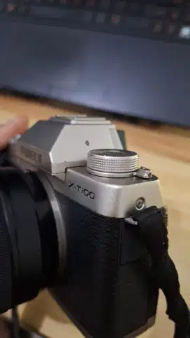 Fujifilm XT-100 + Lens Kit 15-45 mm Muluss Likenew