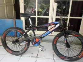sepeda BMX ban besar . ga ajadi di pake