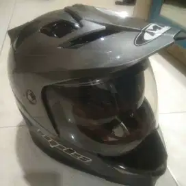 Helm MDS Super Pro atau MDS Supermoto.