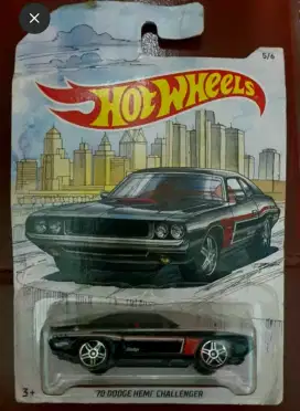 Bonus: Wheelz. Diecast Hot Wheels : Dodge Challenger & Plymouth Mopar.