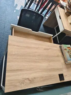 Meja kantor minimalis