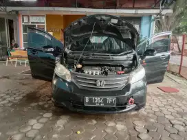 Honda Freed THN 2009 tipe s  km rendah interior original