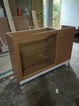 Meja etalase warna kayu /krem