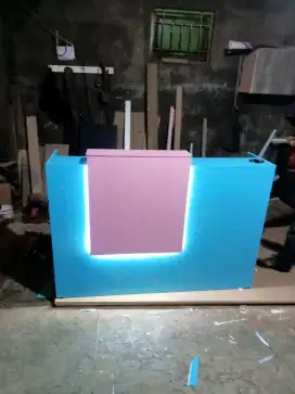 Meja kantor minimalis biru lampu