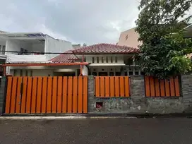 Rumah Di Pusat kota jalan masuk 2 mobil