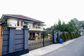 JUAL CEPAT RUMAH 3 LANTAI, DI PERUMAHAN, TAMAN LUAS & FULL FURNISHED.