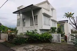 Rumah dengan udara sejuk lokasi strategis akses 2 mobil