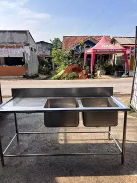 Sink 2 lubang sayap
Ukuran 180x75x85
Lubangnya 50x50x30