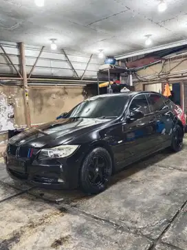 BMW 320i 2009 Bensin