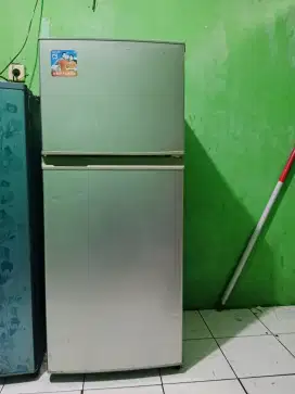 Di jual kulkas Sharp 2 pintu